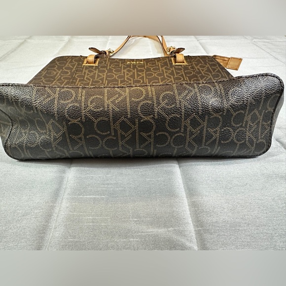 Calvin Klein Tote Handbag RN 54163 MANUFACTURER'S SUGGESTED RETAIL PRICE $396 - Picture 3 of 16